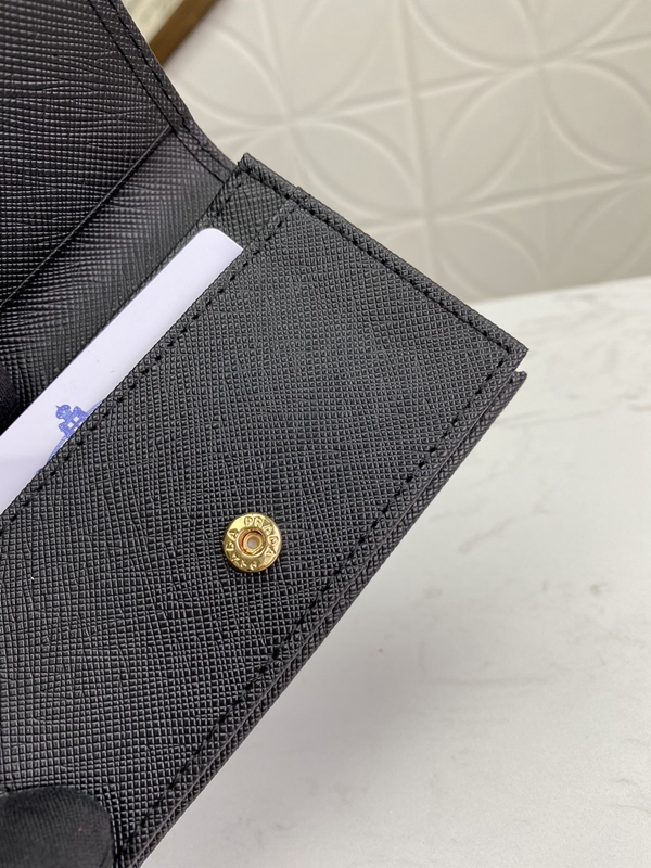 プラダ財布コピー着用イメージ